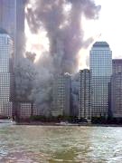 Cada de la torre
                        sur del WTC con nube 1, vista del Hudson River