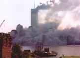 Cada de la
                          torre sur del WTC con nube 2, vista del Hudson
                          River