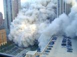 La nube de polvo de
                              la torre sur cubre todo hasta casi 20
                              pisos. Vista de apr. del piso 10, nubes 5