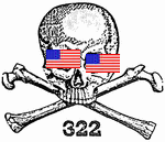 Skull and Bones ("crneo y
                  huesos"): hay el simbolismo de los dgitos 322,
                  aqu con las banderas de los Estados Estpidos