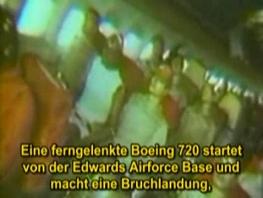 Los muecos humanos en el Boeing de
                            control remoto, vigilado por una cmara en
                            el interior