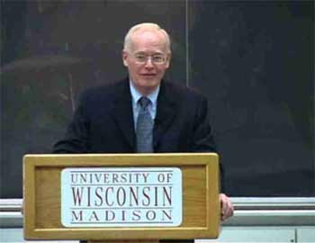 Dr. David
                  Ray Griffin durante un discurso en una sala en su
                  universidad en Madison, Wisconsin