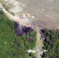 Foto areo de la boquilla de
                              Shanksville sin Boeing (rojo), camino
                              alimentario (naranja), dao de fuego
                              supuesto en el bosque (verde).