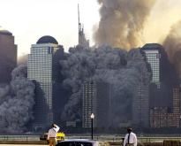 WTC,
                Sprengung des Nordturms: Ausbreitung der Staubwolke am
                Hudson River.