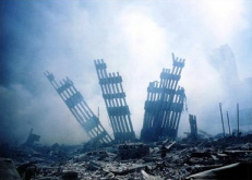WTC Trümmer: Gerippe. Tie Türme
                              fielen in Fallgeschwindigkeit zu Staub und
                              Rauch zusammen, ohne Sprengung unmöglich.