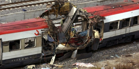 Madrid-Anschläge,
                                zerstörter Zug am 3.11.2004, 911 Tage
                                nach dem 11. September "9/11"