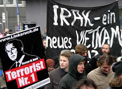 Plakat: Bush Terrorist Nr1 auf Demo /
                      Poster: Bush terrorist no.1 on ralley