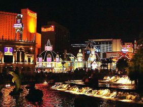 Las Vegas,
                        Lichtspiele von Brunnen und Fassaden