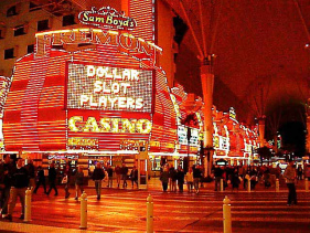 Las Vegas, Casino,
                        wo viele Leute viel Geld verlieren