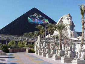 Las Vegas, der
                        Nachbau einer Pyramide mit der Sphinx