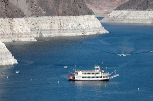 Lake Mead Oktober 2007, gesunkener Wasserspiegel
                mit Raddampfer