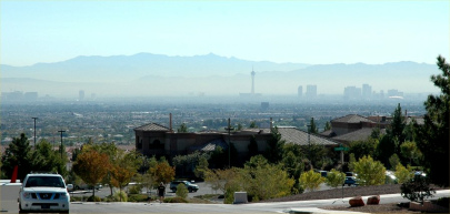 Die Skyline von Las Vegas ist in einem dicken
                  Smog, z.B. am 15. Oktober 2007