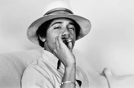 Barry Soetoro alias Barack
                  Obama kifft mit Sonnenhut