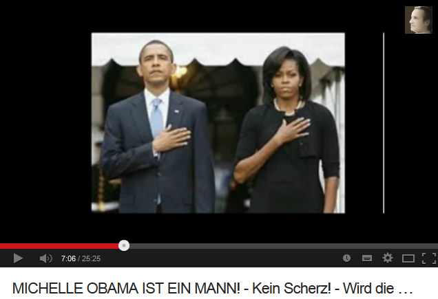 Michael Obama als
                      "First Lady" verkleidet ("Michelle
                      Obama") mit langem, mnnlichem Ringfinger 01