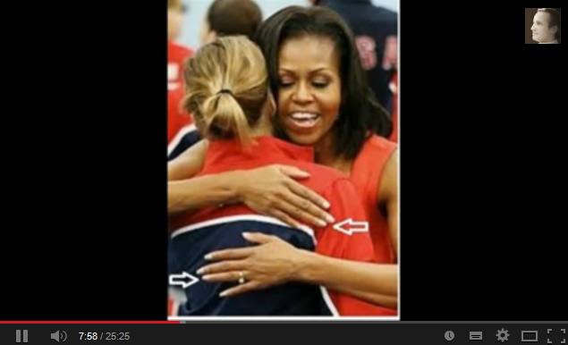 Michael Obama als
                      "First Lady" verkleidet ("Michelle
                      Obama") mit langem, mnnlichem Ringfinger 02