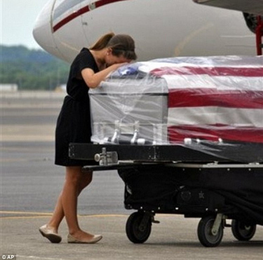 widow with
                        coffin of dead soldier / Witwe an Sarg mit totem
                        Soldat