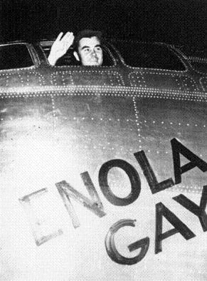 Enola Gay: Winkefoto mit Atombombe an Bord vor
                  dem Start