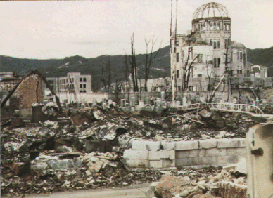 Hiroschima Atombombe:
                          Ruinenfeld mit Industriehalle