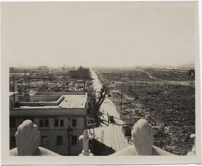 Hiroshima, Blick nach Südwesten
                  mit Ruinenfeldern, November 1945
