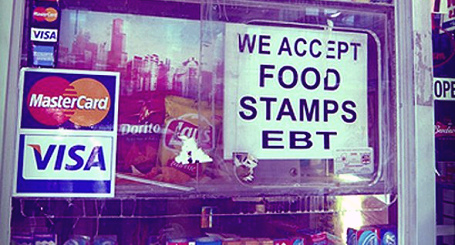 Schild an einem Geschft: "Wir akzeptieren
              Essensmarken" - shield on a shop window: "We
              accept food stamps"