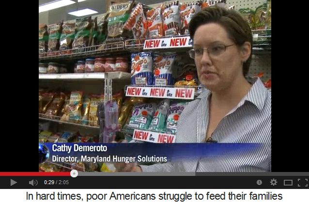 Frau Demoroto macht einen
                    Testkauf mit Essensmarken - Mrs. Demoroto is testing
                    the system of food stamps