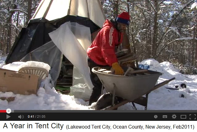 Lakewood Tent
                City, Feuerholz mit Schubkarre - fire wood with
                pushcart