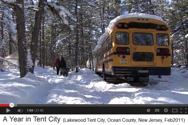 Lakewood Tent City, ein alter Schulbus dient als
                Vorratslager - an old school bus serves as a deposit