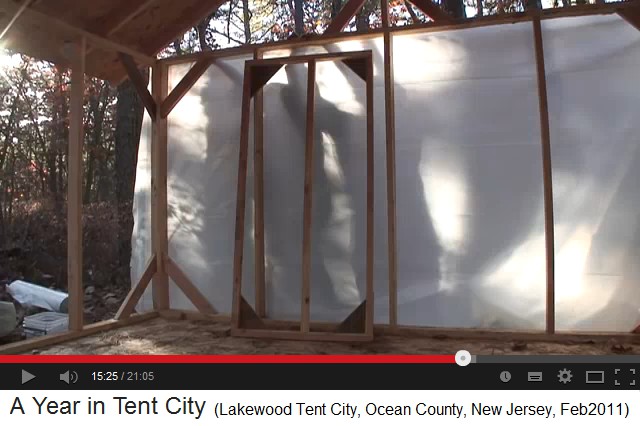 Lakewood Tent City, Bau von Holzhtten -
                construction of wooden huts