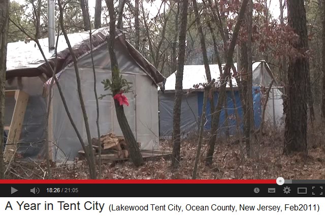 Lakewood Tent
                City, Holzhtten mit Wnden aus Plastikfolie - wooden
                huts with walls of plastics