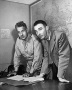 "Wissenschaftler" der Atombombe beim
                  Manhattan-Projekt, Brig. Gen. Leslie R. Groves (links)
                  und J. Robert Oppenheimer (rechts)