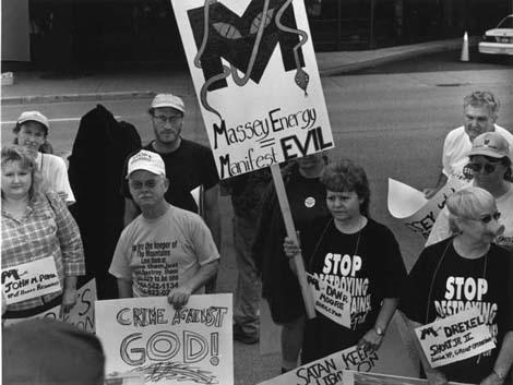 Charleston, Demonstration zum Erhalt
              der Berge der Appalache: "STOP DESTROYING
              MOUNTAINS"