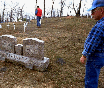 Larry
                        Gibson auf dem Grberfeld auf dem Kayford
                        Mountain