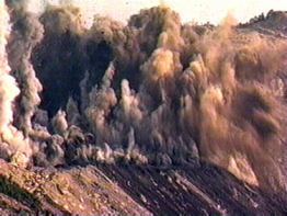 Sprengung einer Bergkuppe