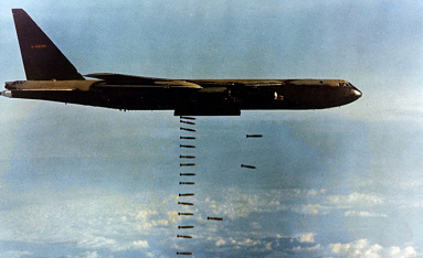 B-52-Bomber der kriminellen
                                "USA" mit "Carpet
                                Bombing" in Vietnam
