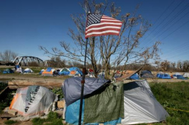 Zeltstadt Sacramento, berblick mit
                          Flagge der "USA"