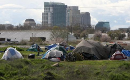 Zeltstadt Sacramento, Sicht auf die
                          Skyline von der Zeltstadt aus