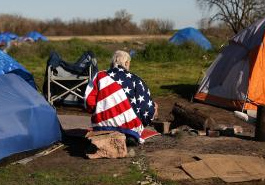 Zeltstadt Sacramento, die
                          "US"-Flagge dient nun als Wrmedecke
                          (und im Extremfall auch als Grabtuch...)