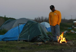 Zeltstadt Sacramento, Fred wrmt sich an
                          einem Abendfeuer