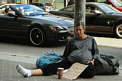 Schwangere Obdachlose in Beverly
                              Hills bettelt vor Luxusautos: Helfen Sie
                              bitte, schwanger, hungrig und obdachlos.
                              (Bild: AFP)