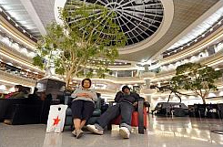 Ein obdachloses Paar im International
                              Airport von Atlanta. (Bild: AP Photo)