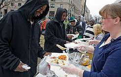 Freiwillige Schwarze schpfen
                              hungrigen obdachlosen Weissen das
                              Mittagessen auf den Papierteller. (Bild:
                              AFP)