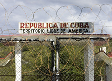 Guantanamo 001: Eingang mit Schild
                      "Republica de Cuba. Territorio libre de
                      America" ("Republik Cuba. Freies
                      Territorium von Amerika")