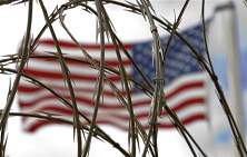 Guantanamo 002: Stacheldraht mit Flagge der
                      "USA"