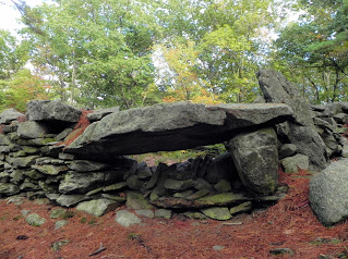 Das
                "amerikanische Stonehenge" 03, Opfertisch,
                Sicht von unten
