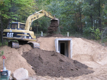 Der Erdkeller
                wird mit Sand und Erde zugeschttet