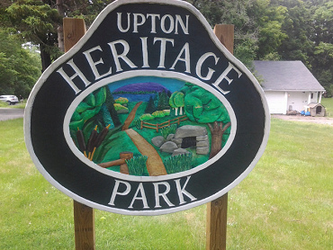 Das Willkommensschild beim Upton Heritage Park bei
              Boston