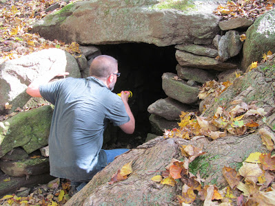 Der niedrige
                Eingang zum Tunnel des historischen Erdkellers von
                Upton