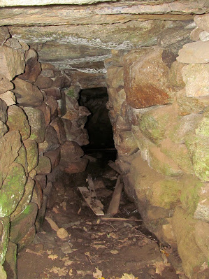 Der enge Tunnel zum Erdkeller von Upton, man
                kann nur kriechen