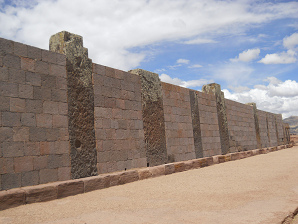 Kalasasaya-Tempel in Tiahuanaco,
                          Aussenmauer mit Gigasteinen