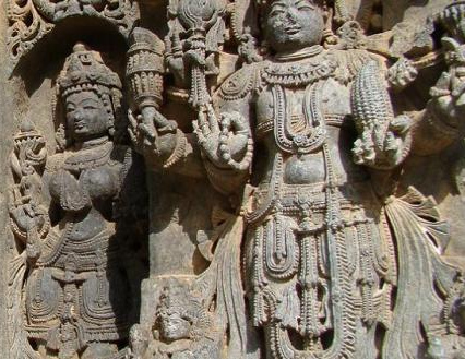 Indien, Somanathpur: Statue
                der Hoysala-Kultur mit Maiskolbeben